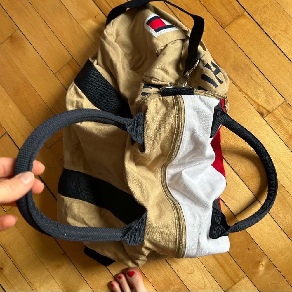 Tommy Hilfiger Logo Classic Gym Weekender Duffle Bag - Picture 4 of 9
